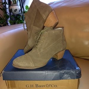 Lace-up ankle boots